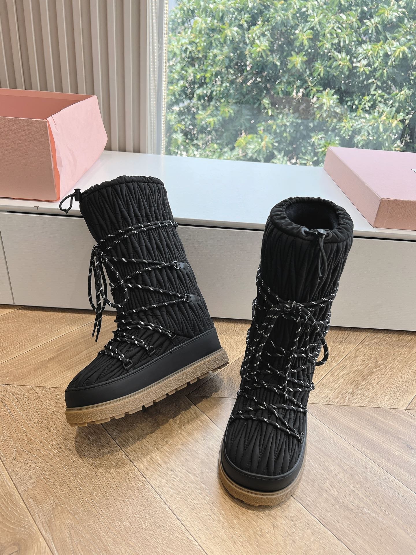 Bottes de neige Miu Miu élégantes et isolantes – Style chic hiver – Image 5