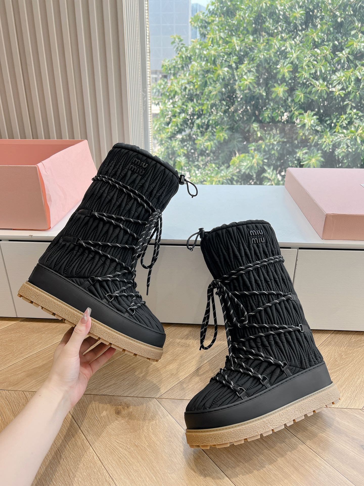 Bottes de neige Miu Miu élégantes et isolantes – Style chic hiver – Image 6