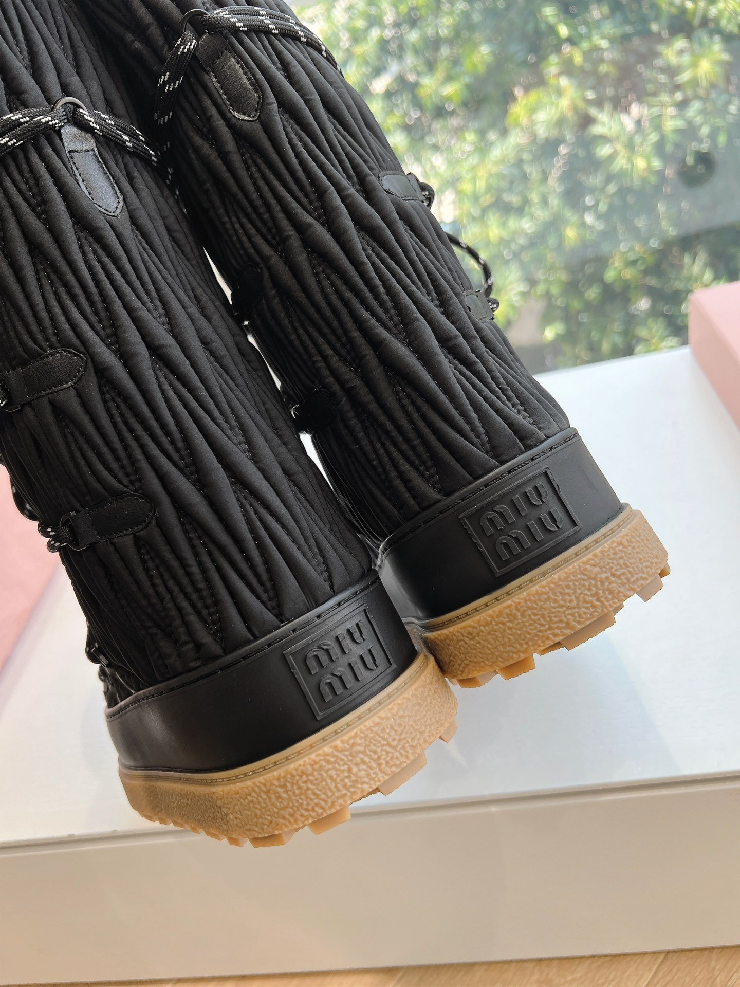 Bottes de neige Miu Miu élégantes et isolantes – Style chic hiver – Image 8