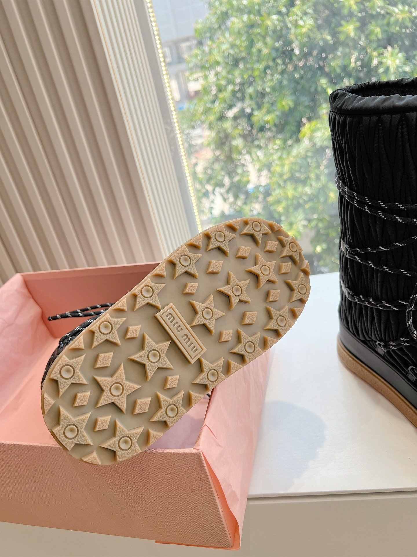 Bottes de neige Miu Miu élégantes et isolantes – Style chic hiver – Image 9