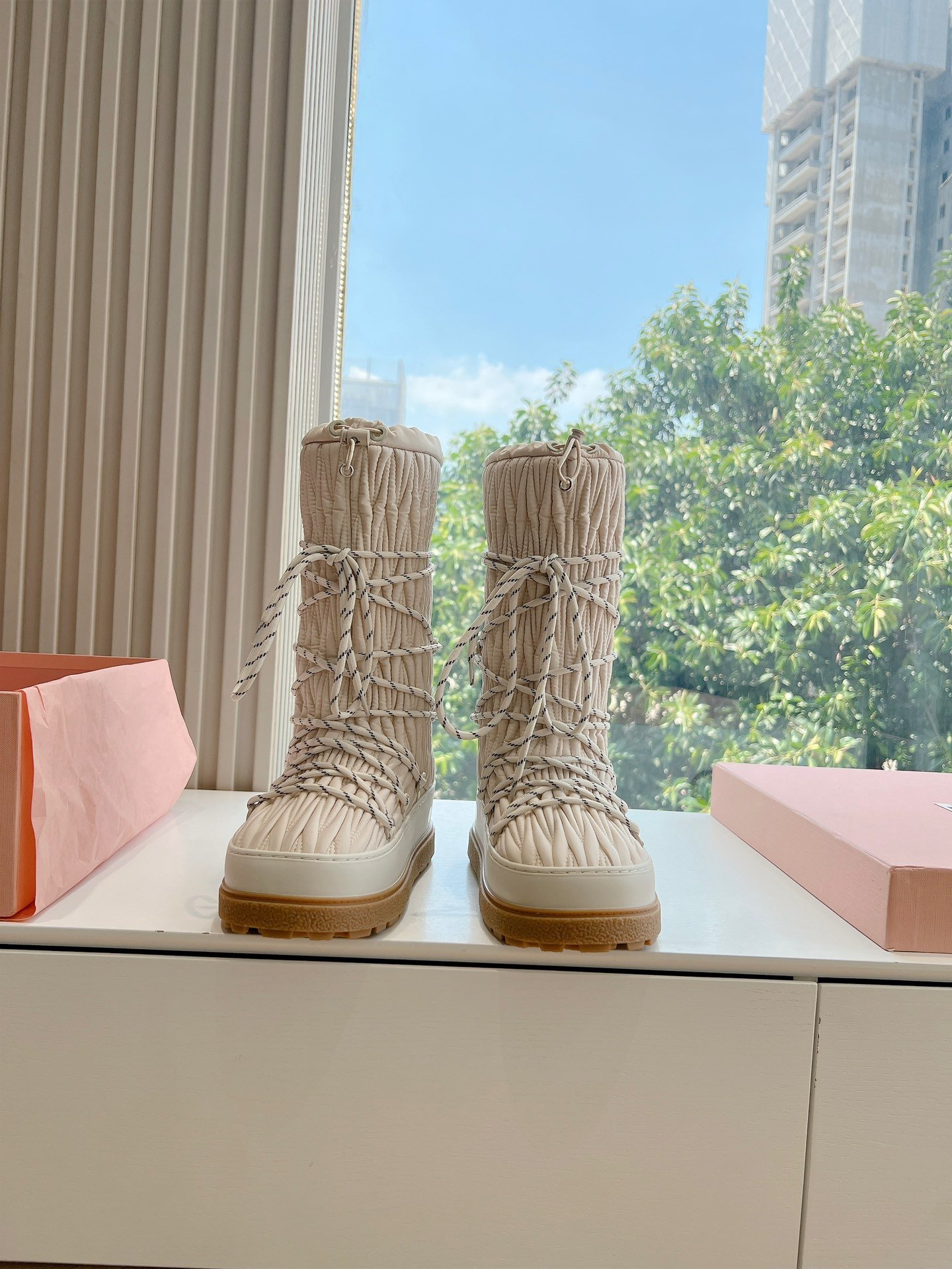Bottes de neige Miu Miu élégantes et isolantes – Style chic hiver – Image 10