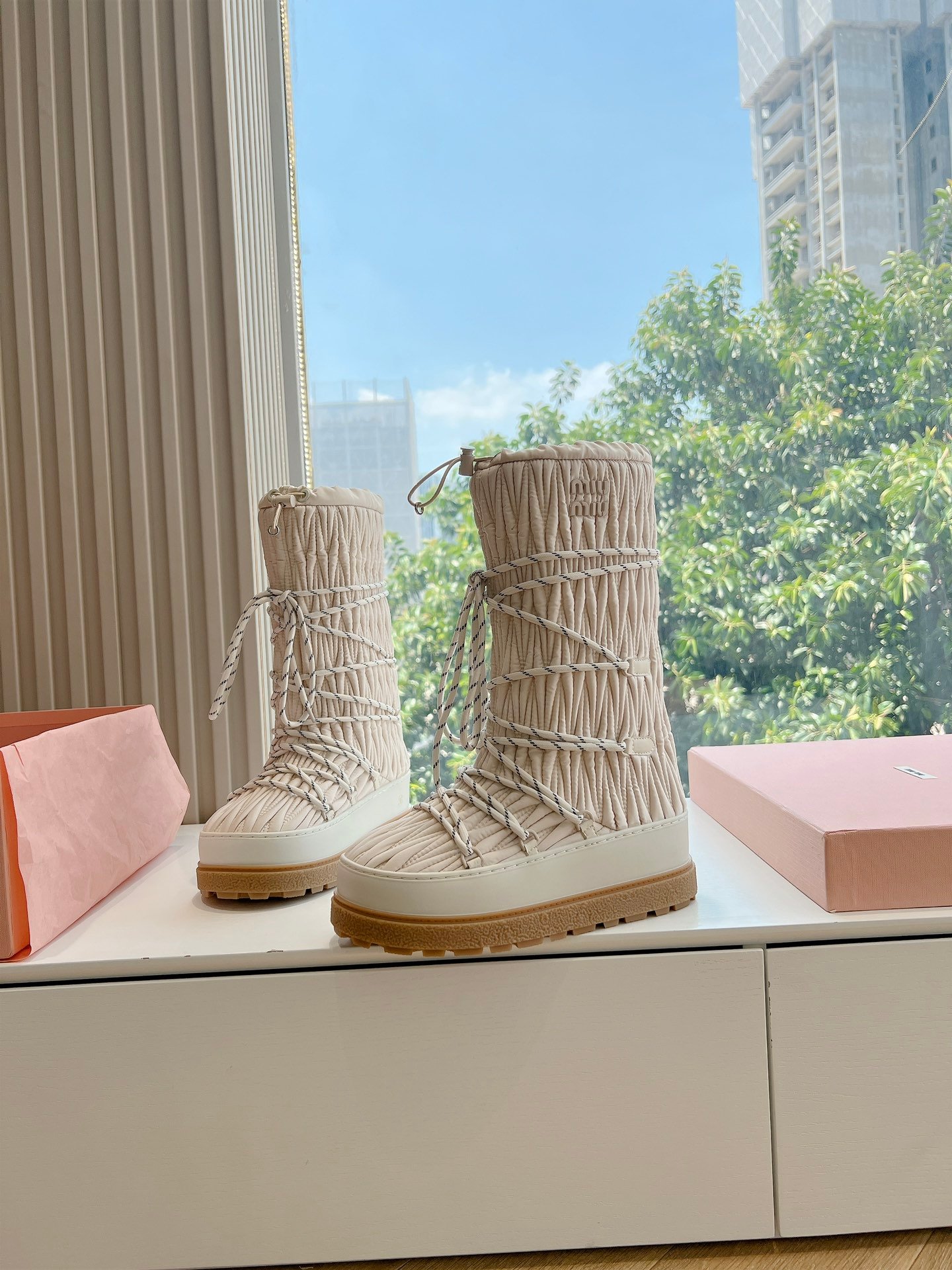 Bottes de neige Miu Miu élégantes et isolantes – Style chic hiver – Image 11
