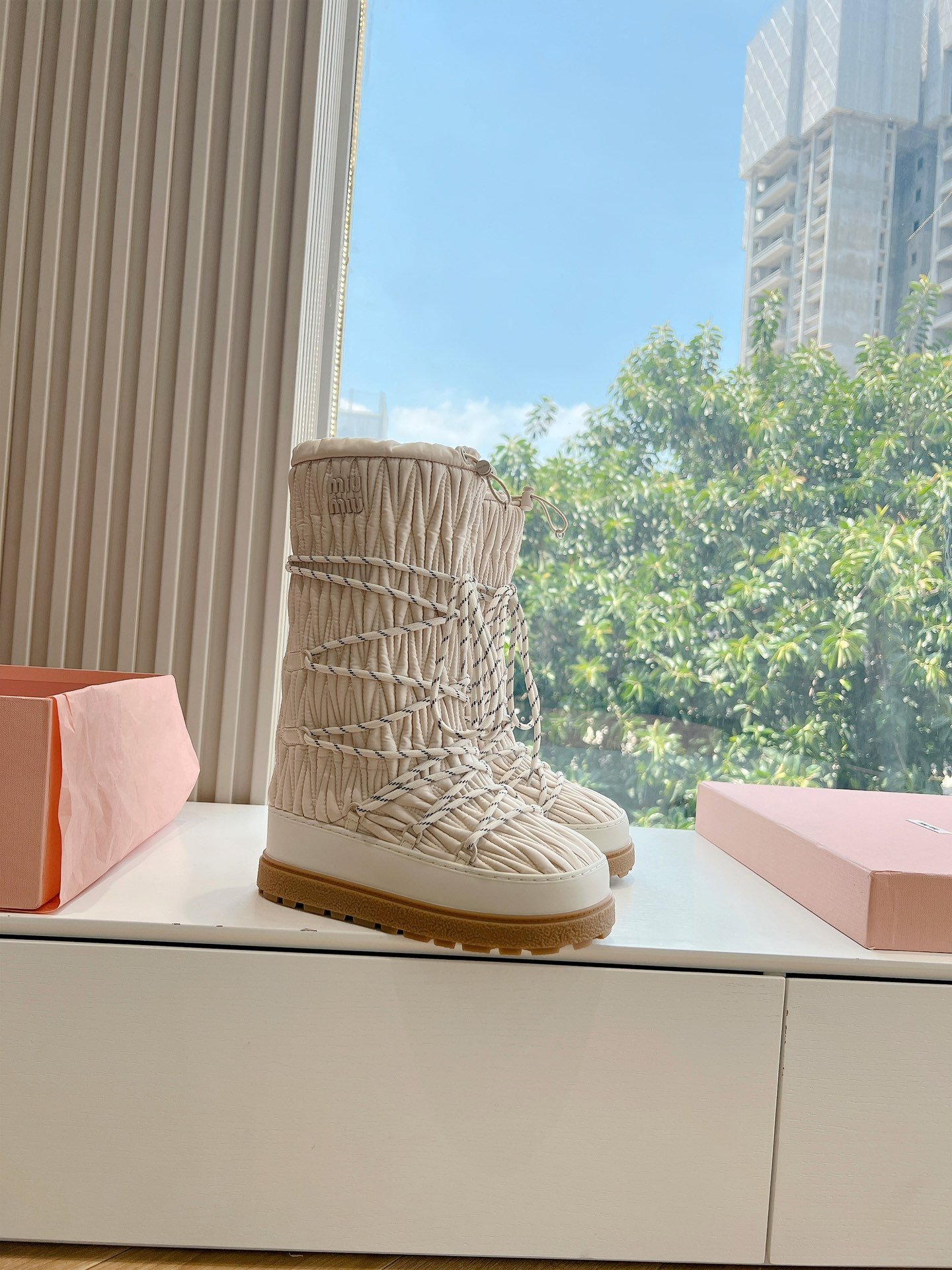 Bottes de neige Miu Miu élégantes et isolantes – Style chic hiver – Image 12