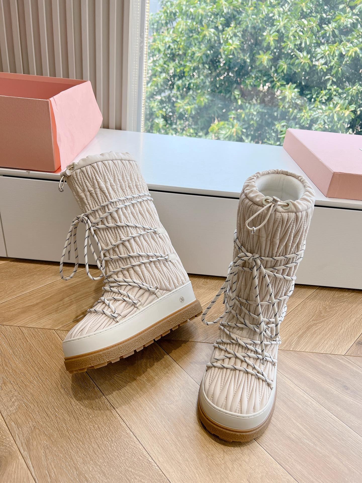 Bottes de neige Miu Miu élégantes et isolantes – Style chic hiver – Image 14