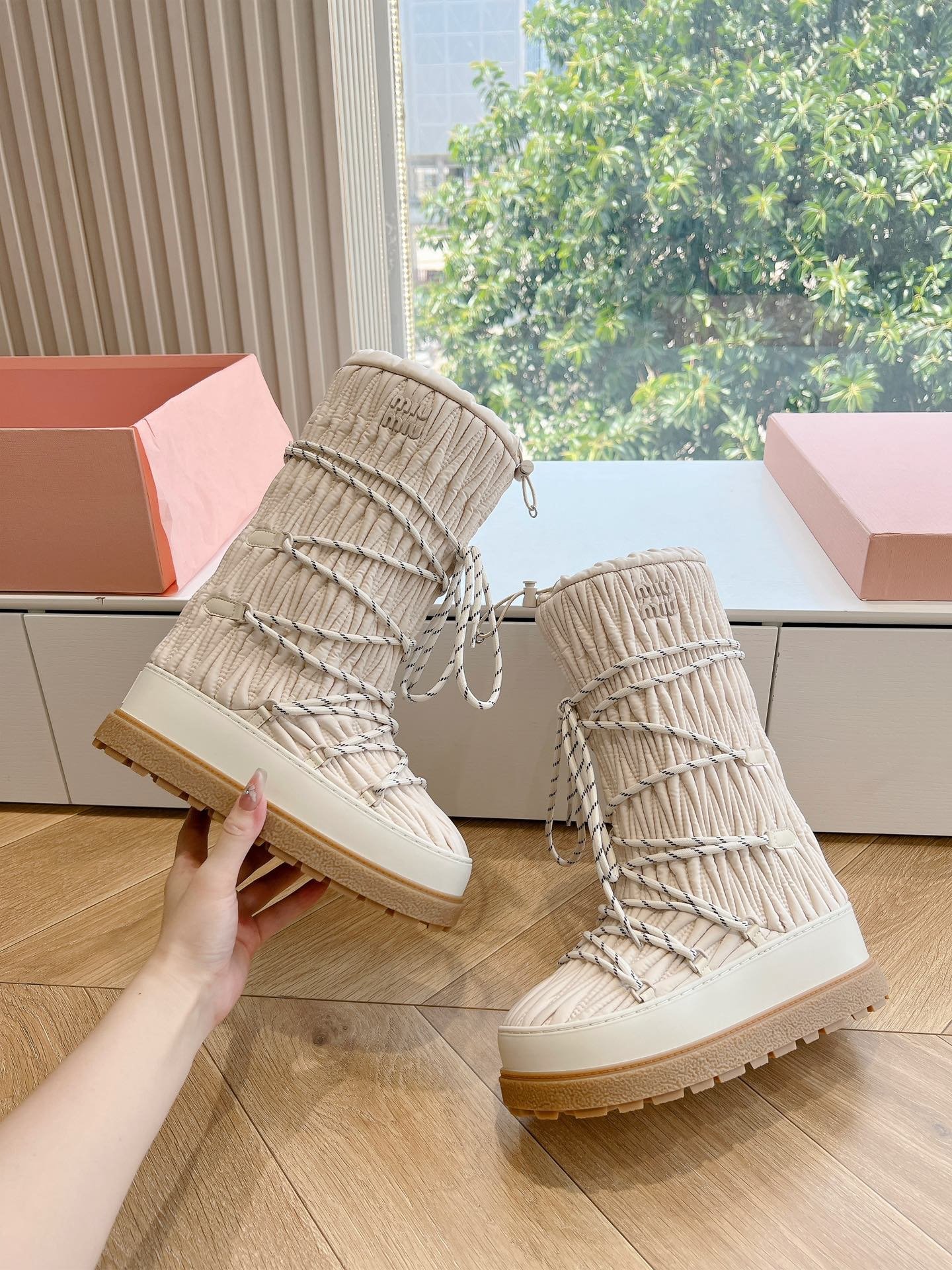 Bottes de neige Miu Miu élégantes et isolantes – Style chic hiver – Image 15