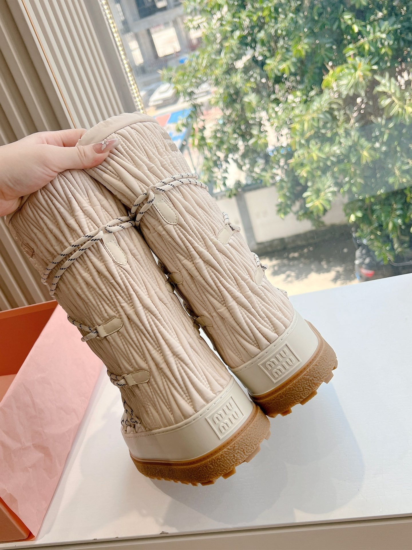 Bottes de neige Miu Miu élégantes et isolantes – Style chic hiver – Image 17