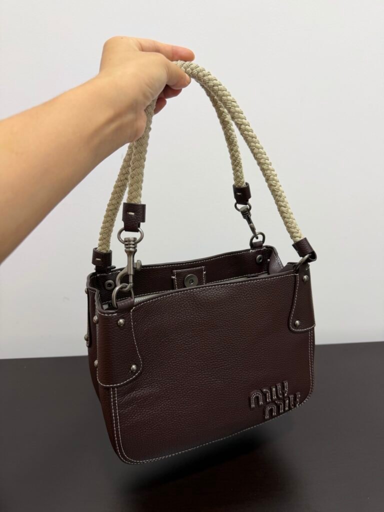 Sac à bandoulière Miu Miu en cuir luxe – Élégance et praticité au quotidien