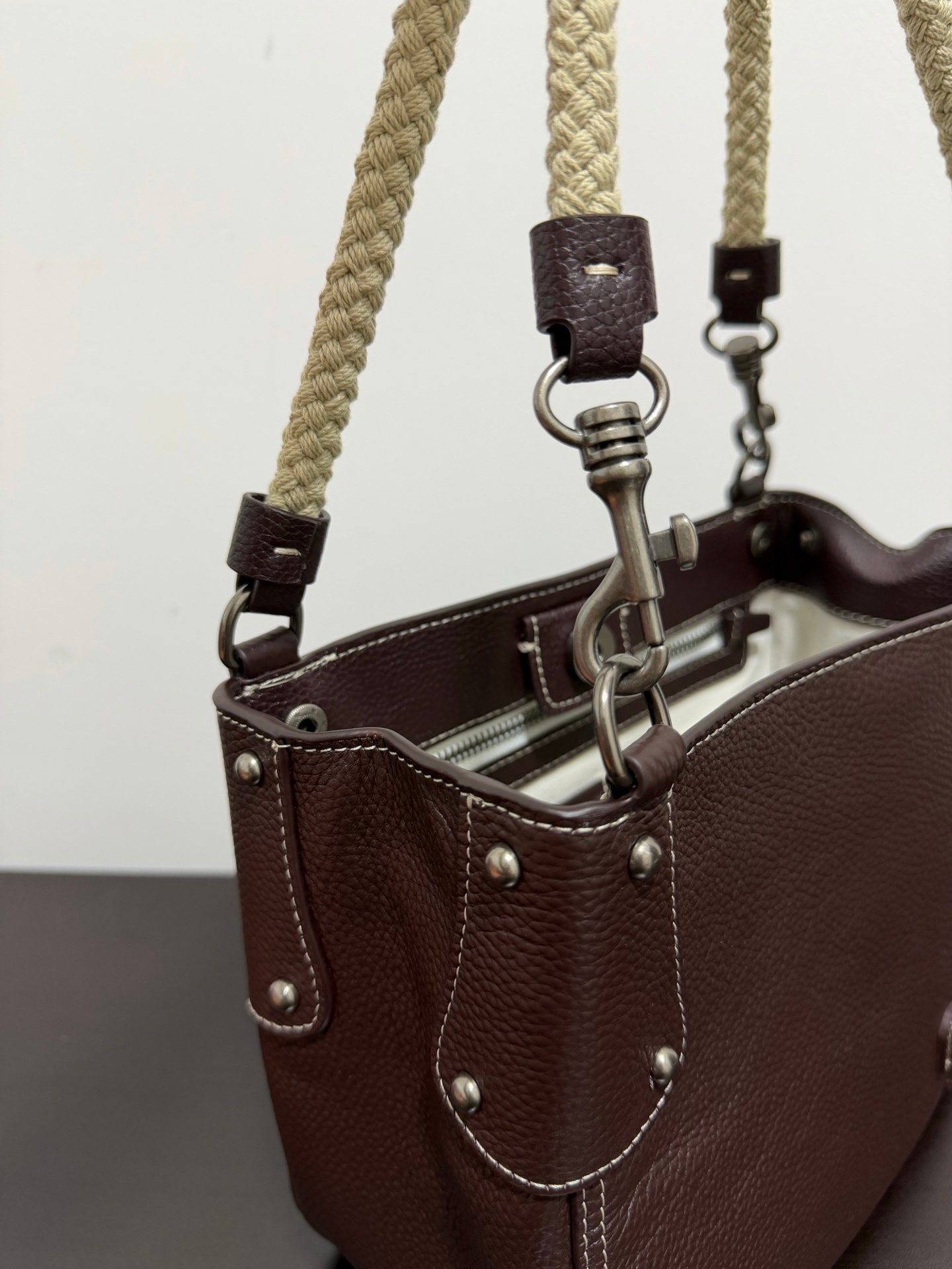 Sac à bandoulière Miu Miu en cuir luxe – Élégance et praticité au quotidien – Image 2