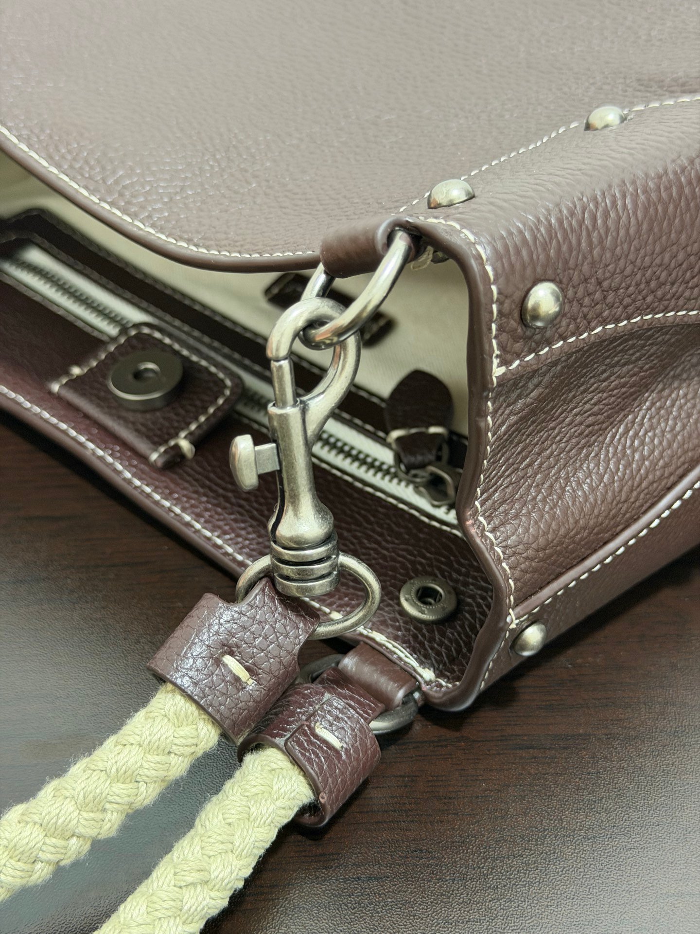 Sac à bandoulière Miu Miu en cuir luxe – Élégance et praticité au quotidien – Image 3