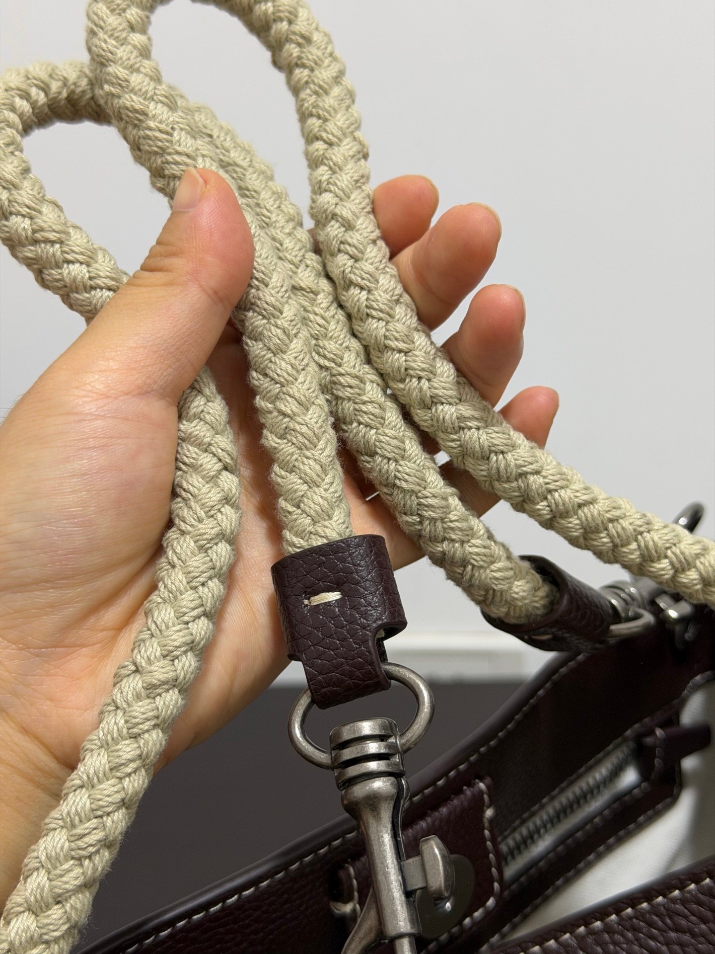 Sac à bandoulière Miu Miu en cuir luxe – Élégance et praticité au quotidien – Image 4