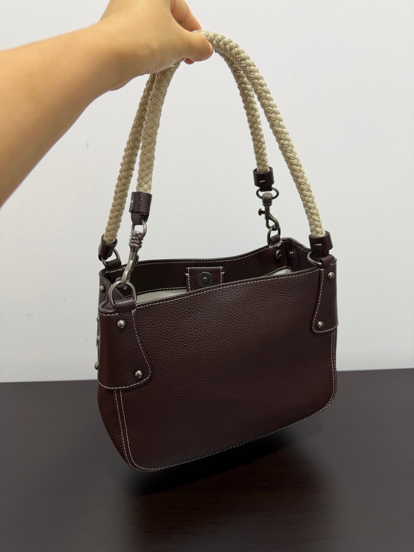 Sac à bandoulière Miu Miu en cuir luxe – Élégance et praticité au quotidien – Image 5