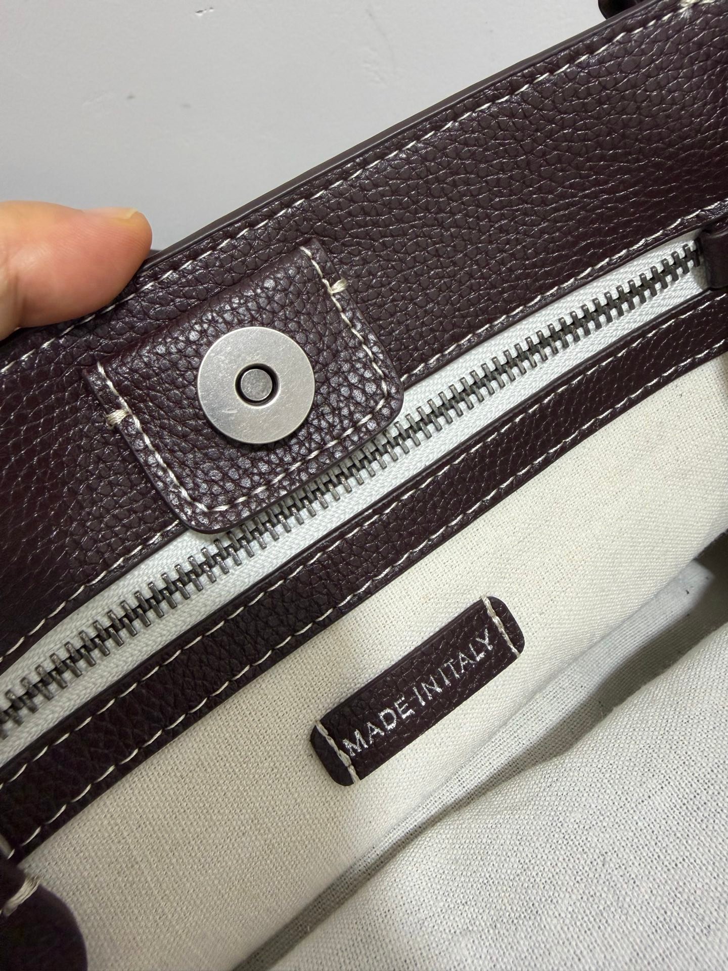 Sac à bandoulière Miu Miu en cuir luxe – Élégance et praticité au quotidien – Image 7