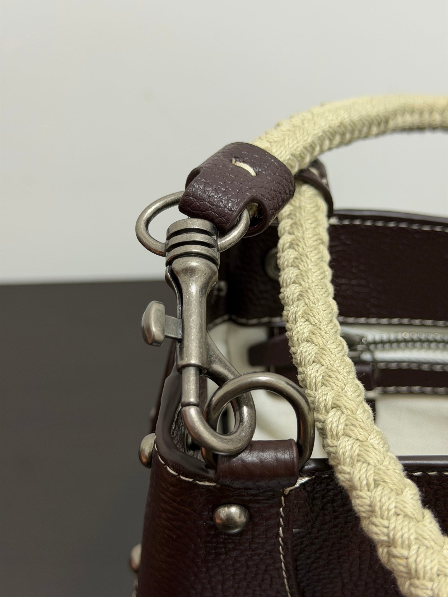 Sac à bandoulière Miu Miu en cuir luxe – Élégance et praticité au quotidien – Image 9