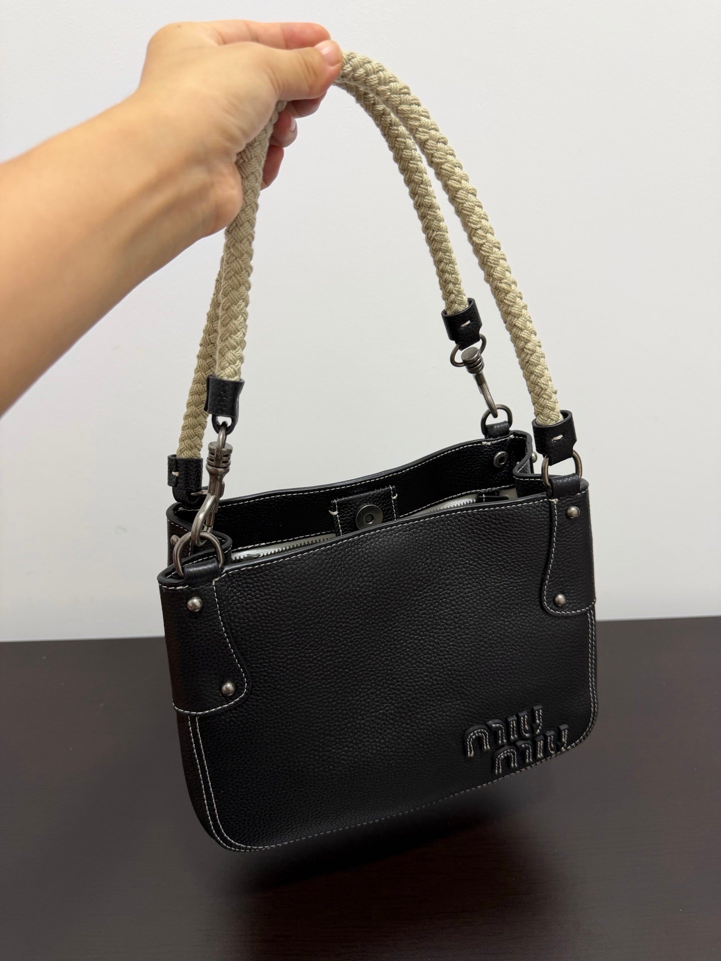 Sac à bandoulière Miu Miu en cuir luxe – Élégance et praticité au quotidien – Image 11