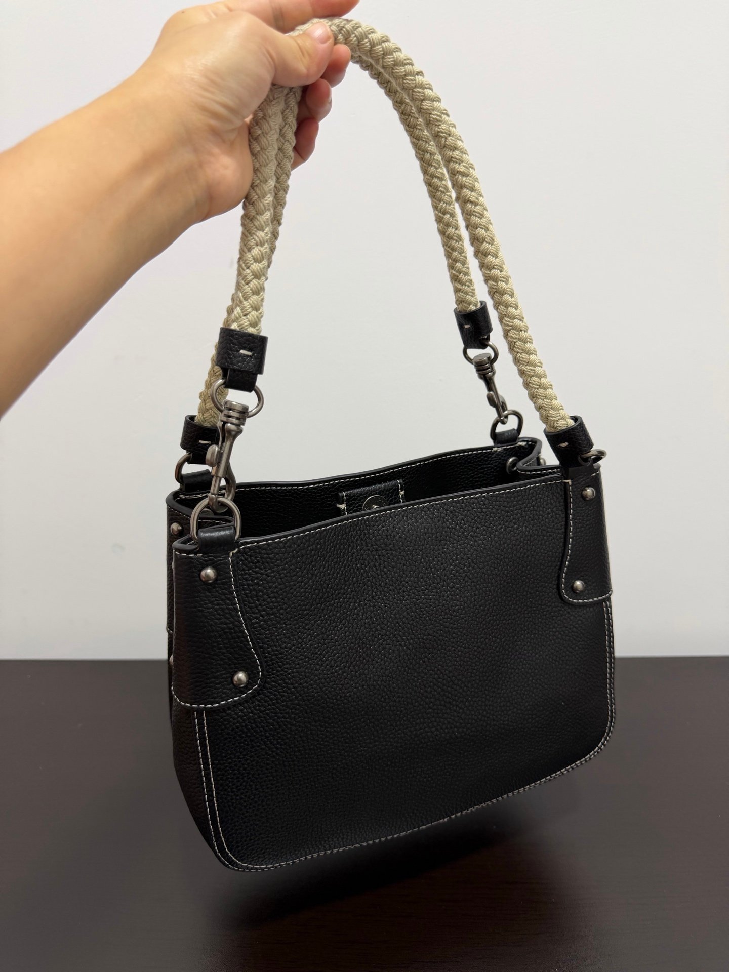 Sac à bandoulière Miu Miu en cuir luxe – Élégance et praticité au quotidien – Image 13