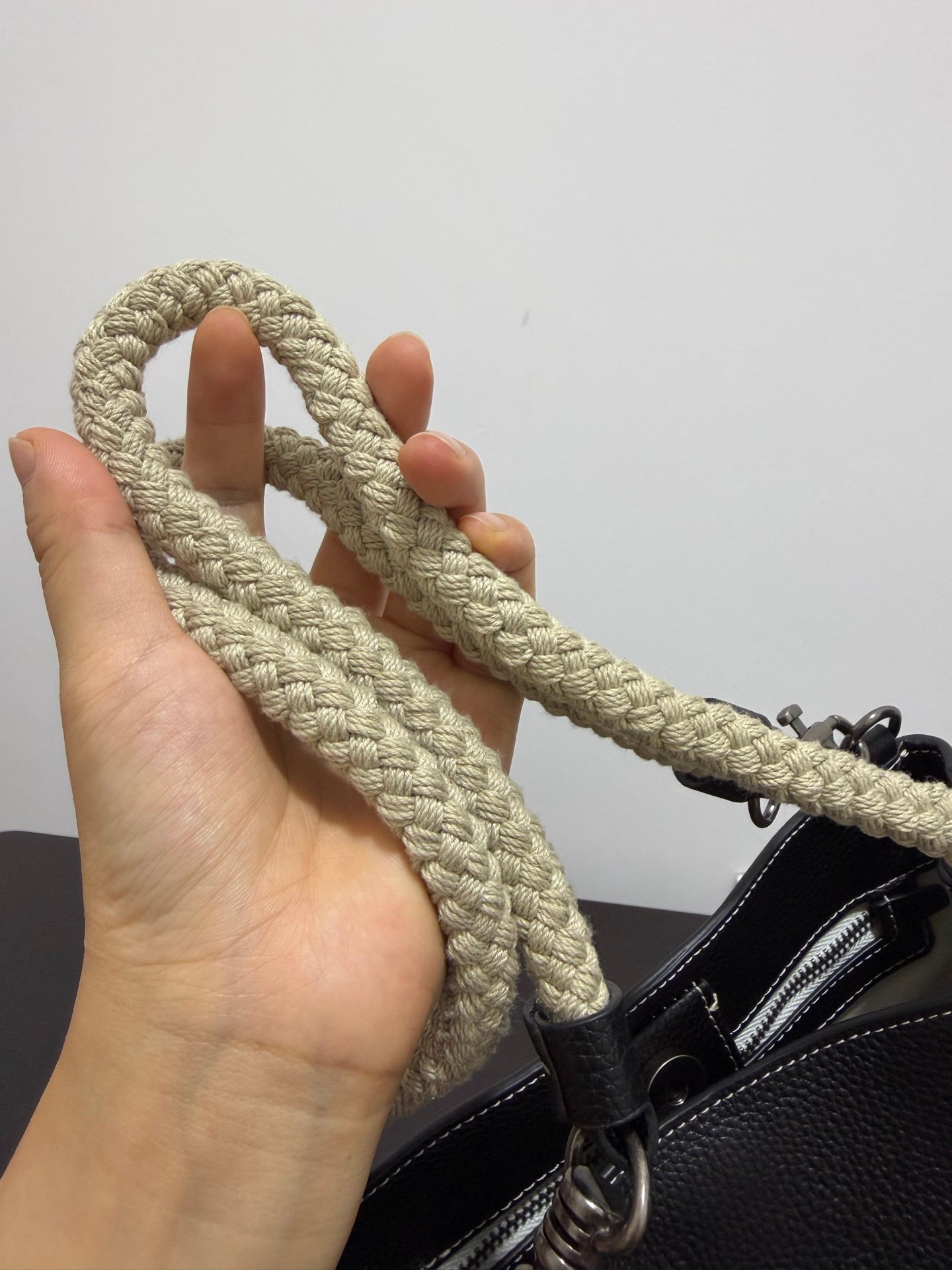 Sac à bandoulière Miu Miu en cuir luxe – Élégance et praticité au quotidien – Image 17