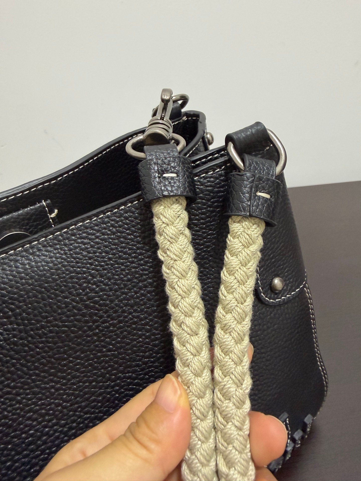 Sac à bandoulière Miu Miu en cuir luxe – Élégance et praticité au quotidien – Image 18