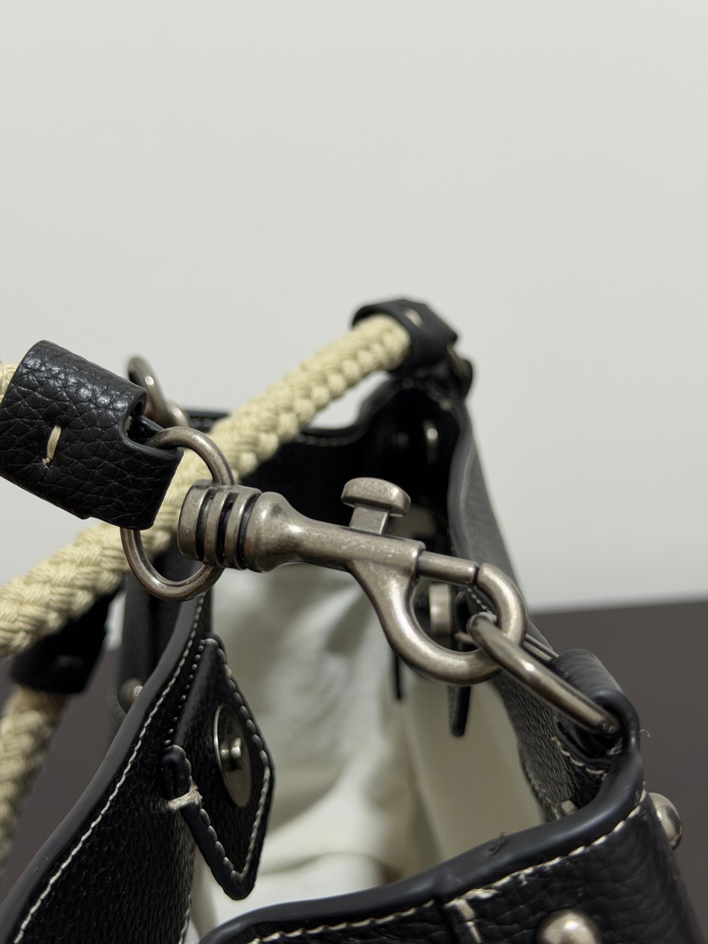 Sac à bandoulière Miu Miu en cuir luxe – Élégance et praticité au quotidien – Image 19