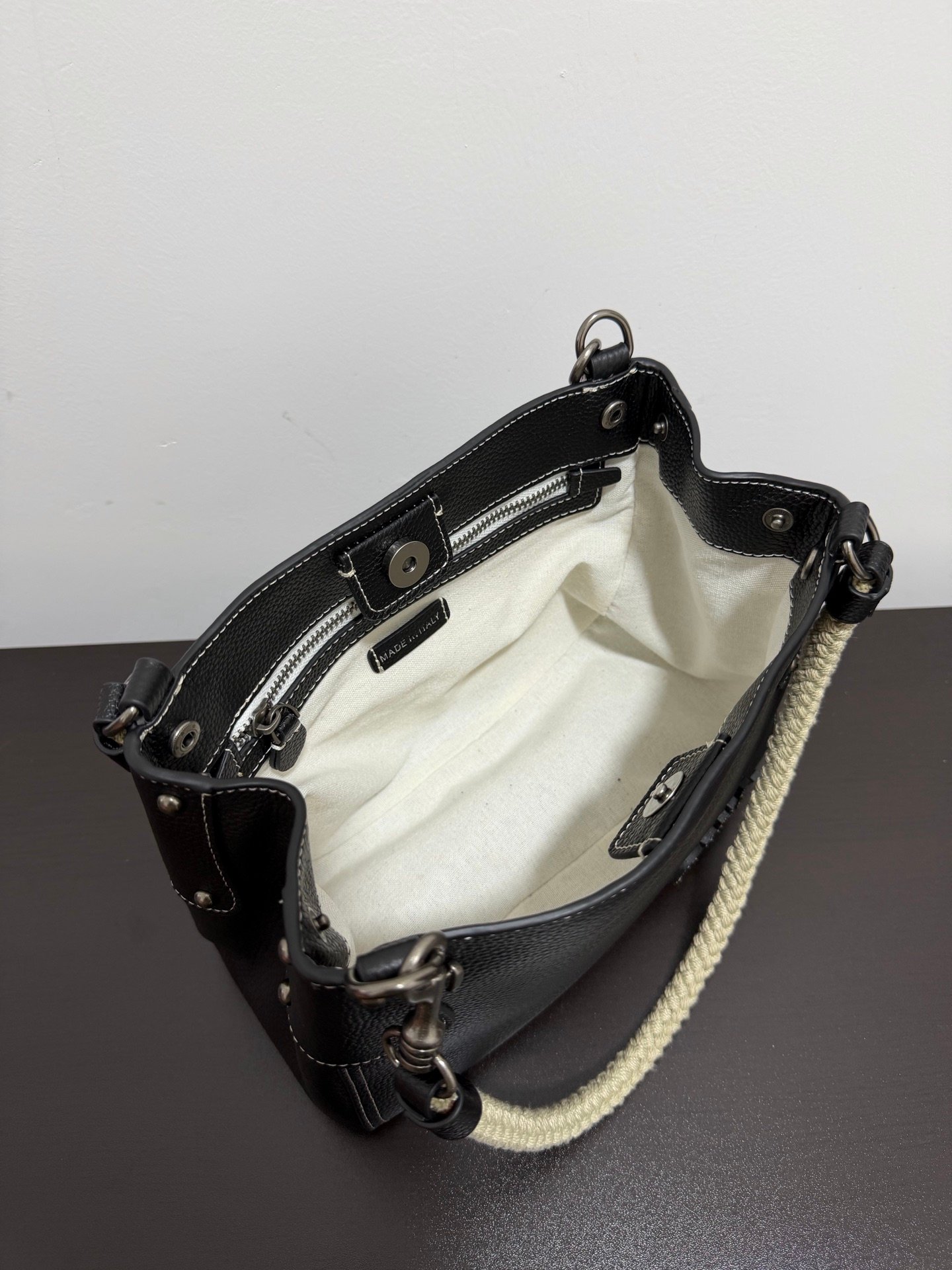 Sac à bandoulière Miu Miu en cuir luxe – Élégance et praticité au quotidien – Image 20