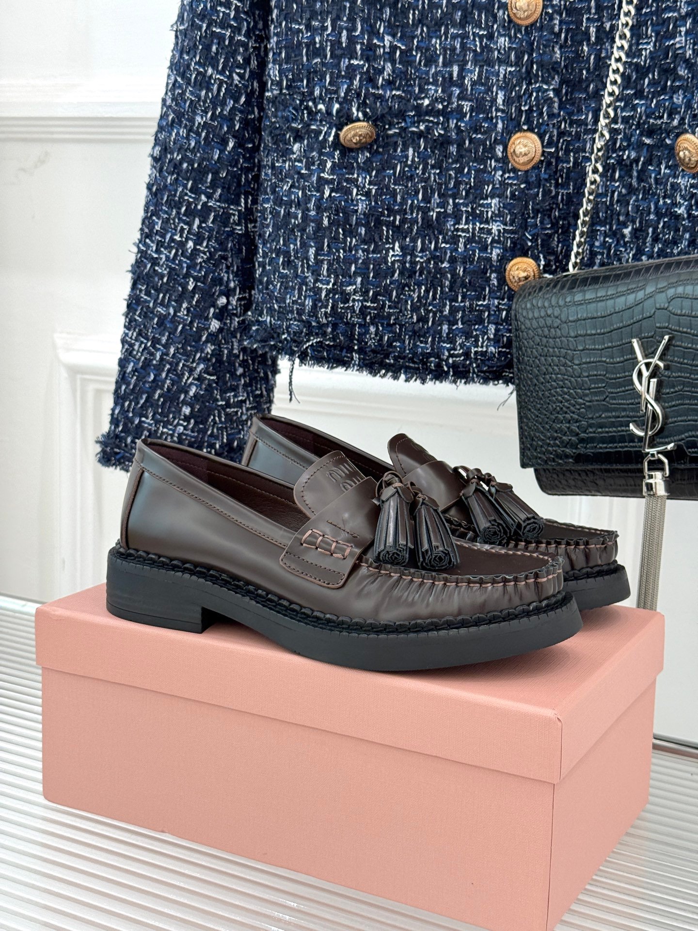 Mocassins Miu Miu en cuir poli marron, élégance et confort assurés – Image 2