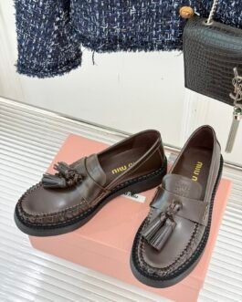 Mocassins Miu Miu en cuir poli marron, élégance et confort assurés