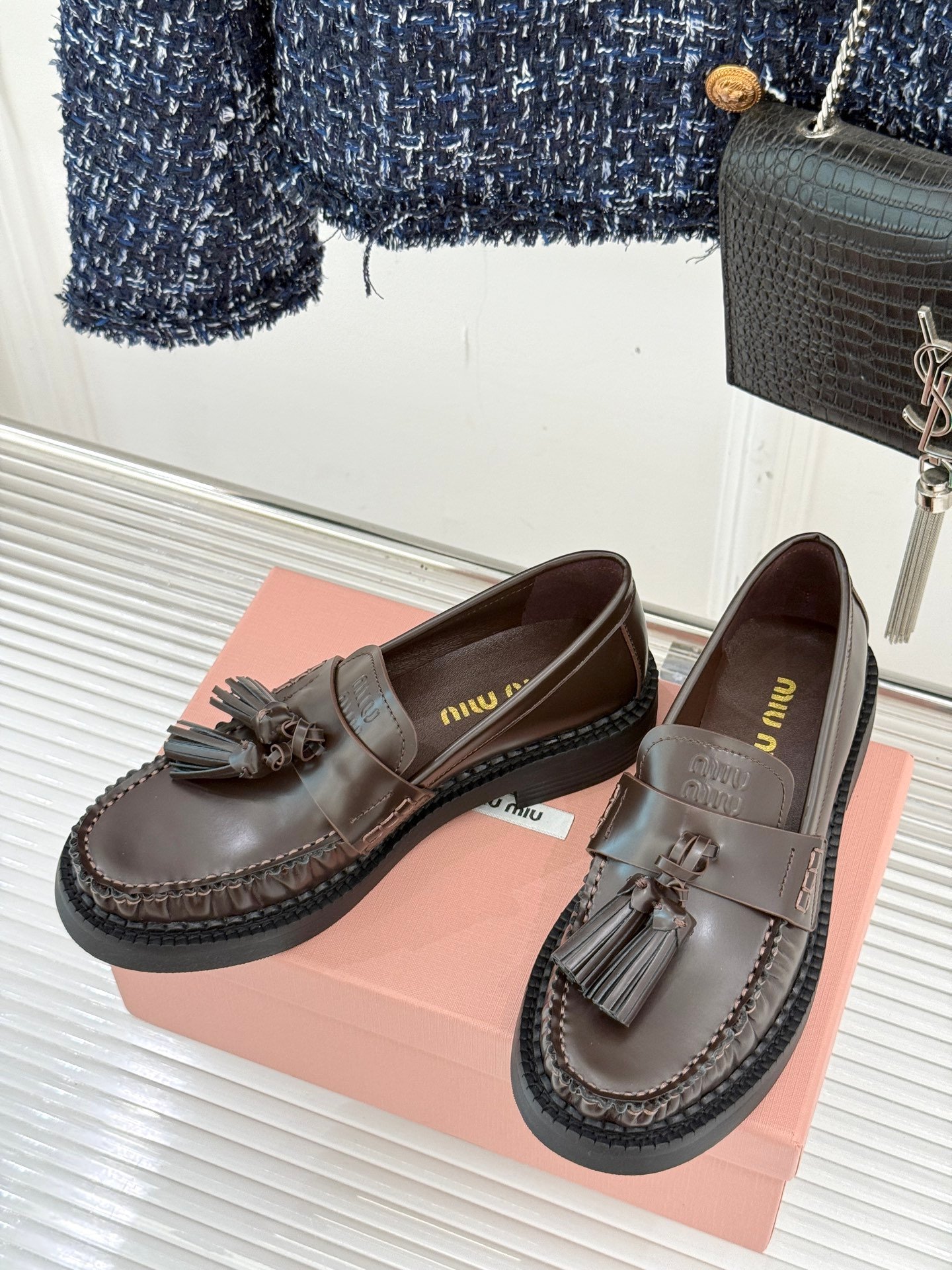 Mocassins Miu Miu en cuir poli marron, élégance et confort assurés