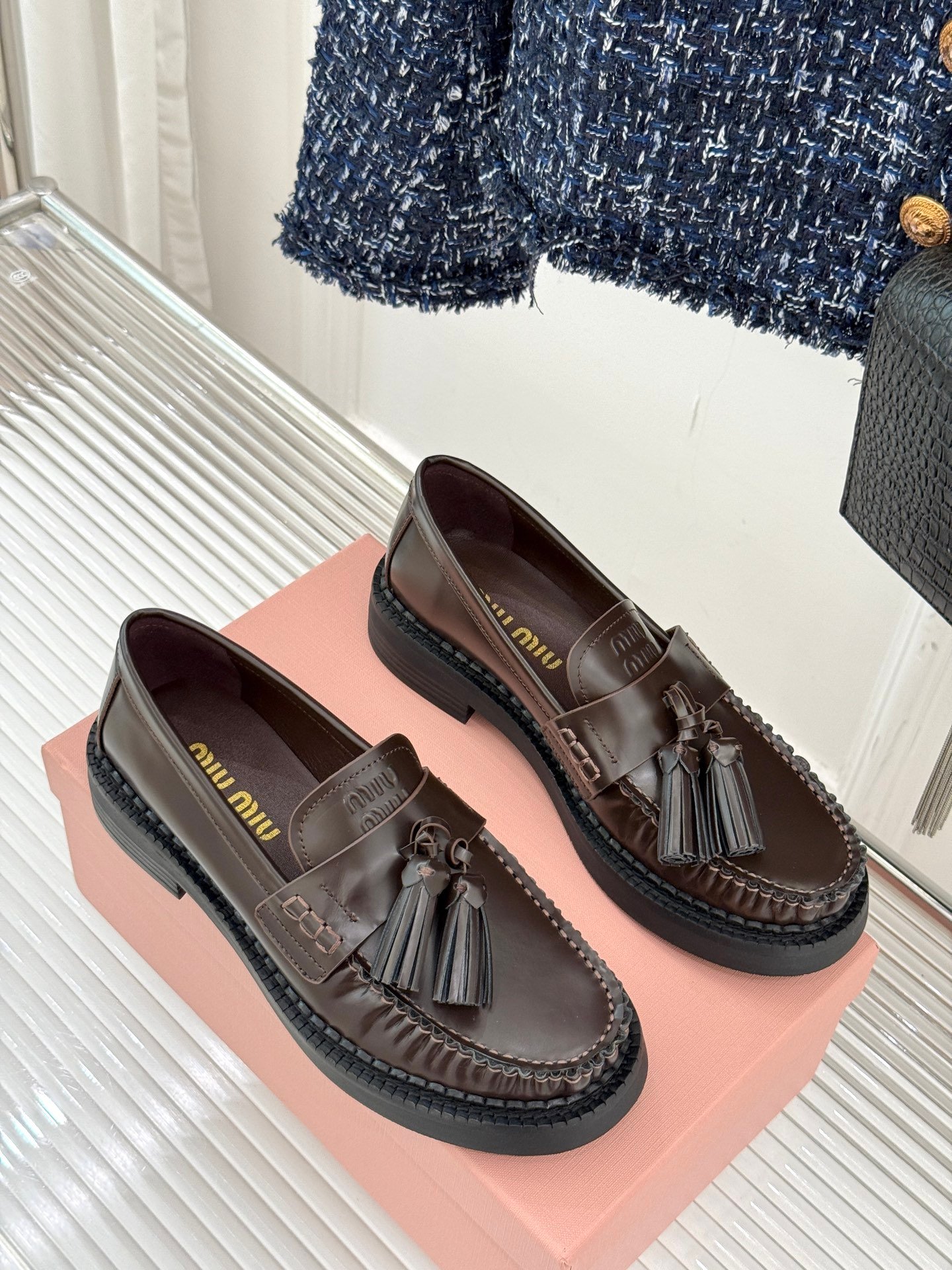Mocassins Miu Miu en cuir poli marron, élégance et confort assurés – Image 4
