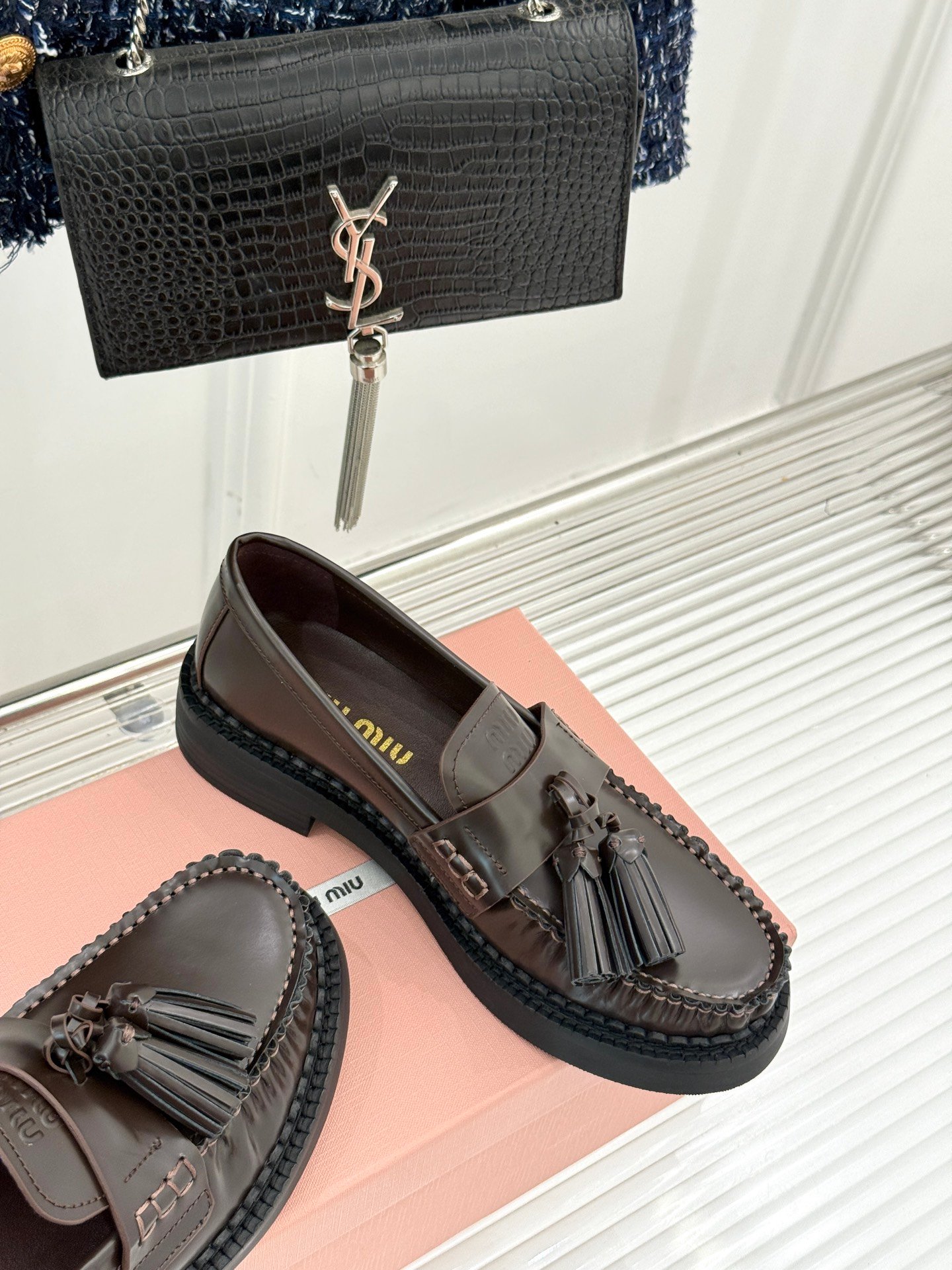 Mocassins Miu Miu en cuir poli marron, élégance et confort assurés – Image 6