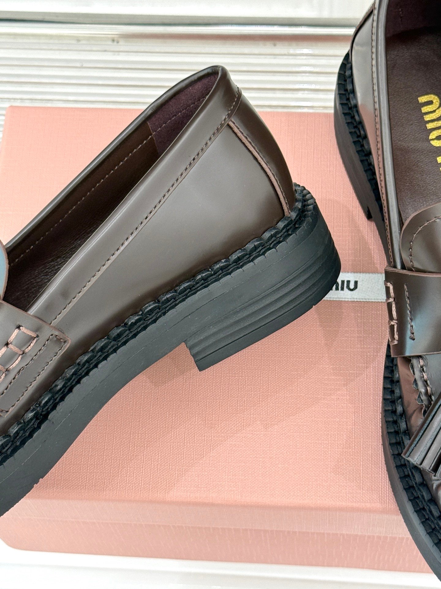 Mocassins Miu Miu en cuir poli marron, élégance et confort assurés – Image 7