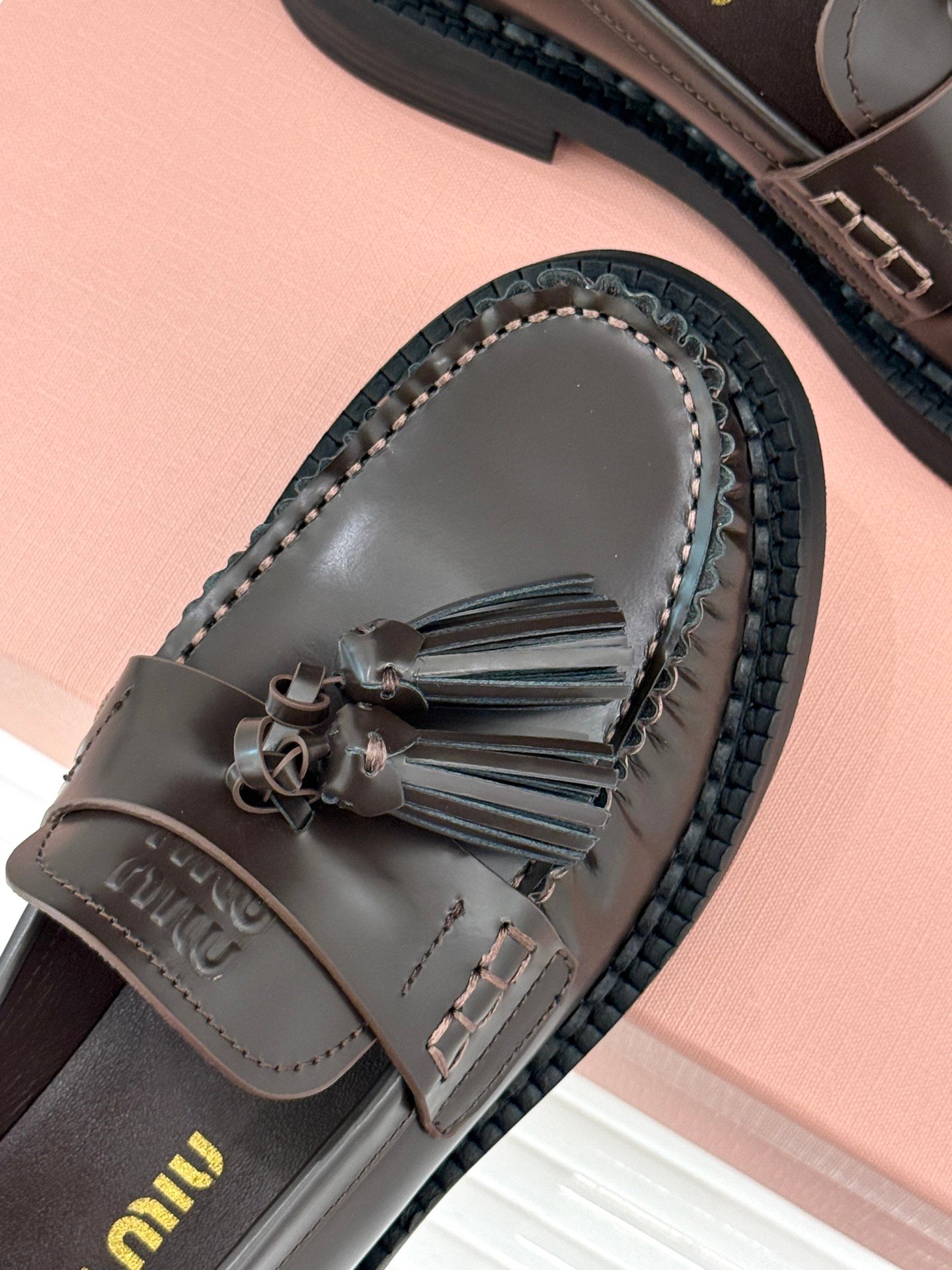 Mocassins Miu Miu en cuir poli marron, élégance et confort assurés – Image 8