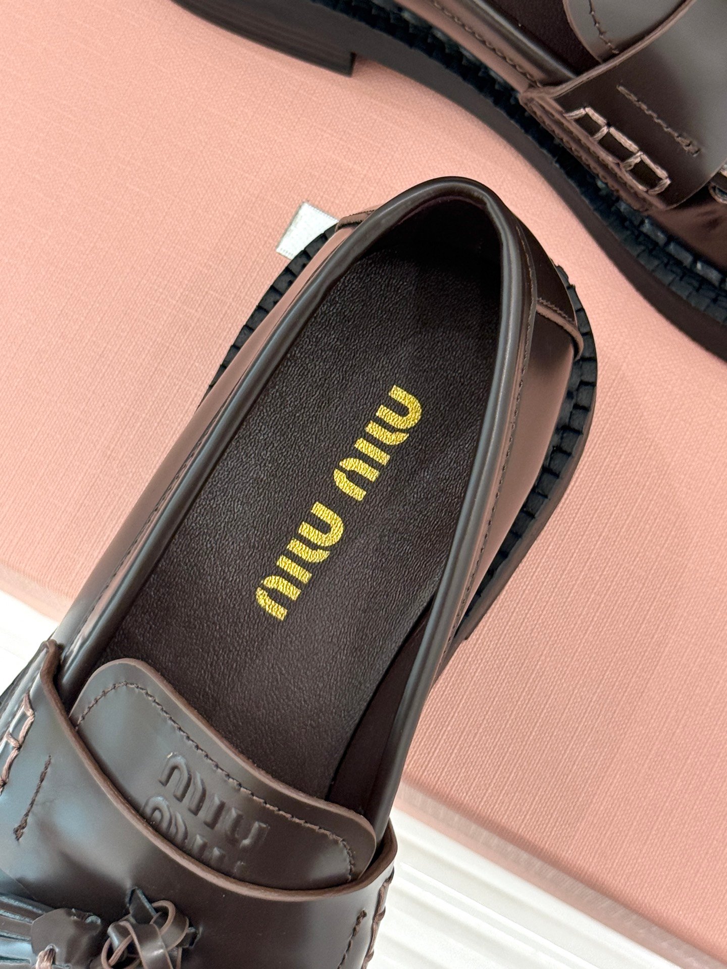 Mocassins Miu Miu en cuir poli marron, élégance et confort assurés – Image 9