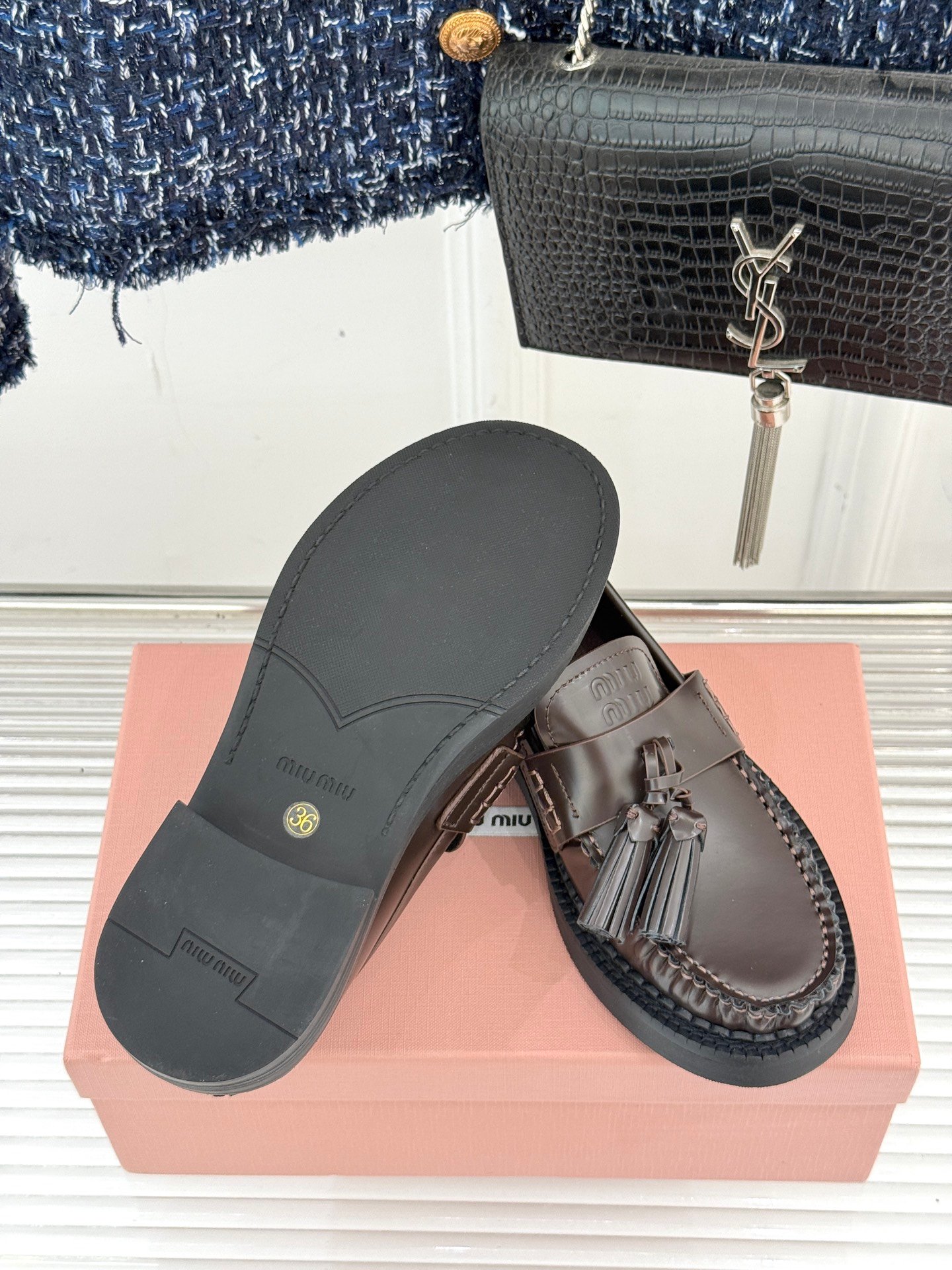 Mocassins Miu Miu en cuir poli marron, élégance et confort assurés – Image 10