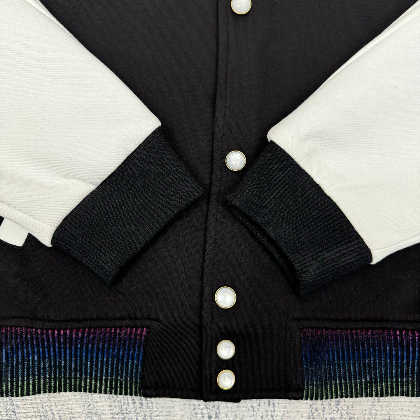 Veste Louis Vuitton Élégance Classique & Confort pour Homme et Femme – Image 7