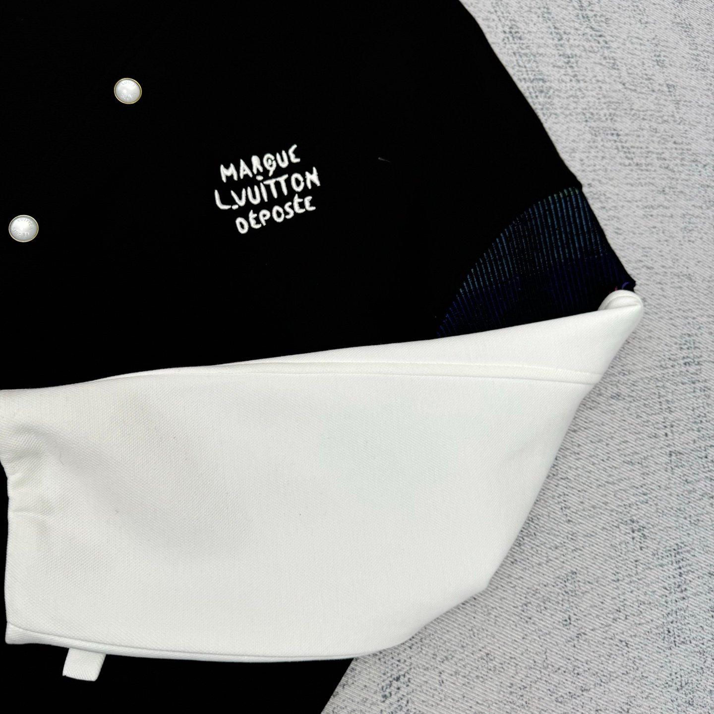 Veste Louis Vuitton Élégance Classique & Confort pour Homme et Femme – Image 8