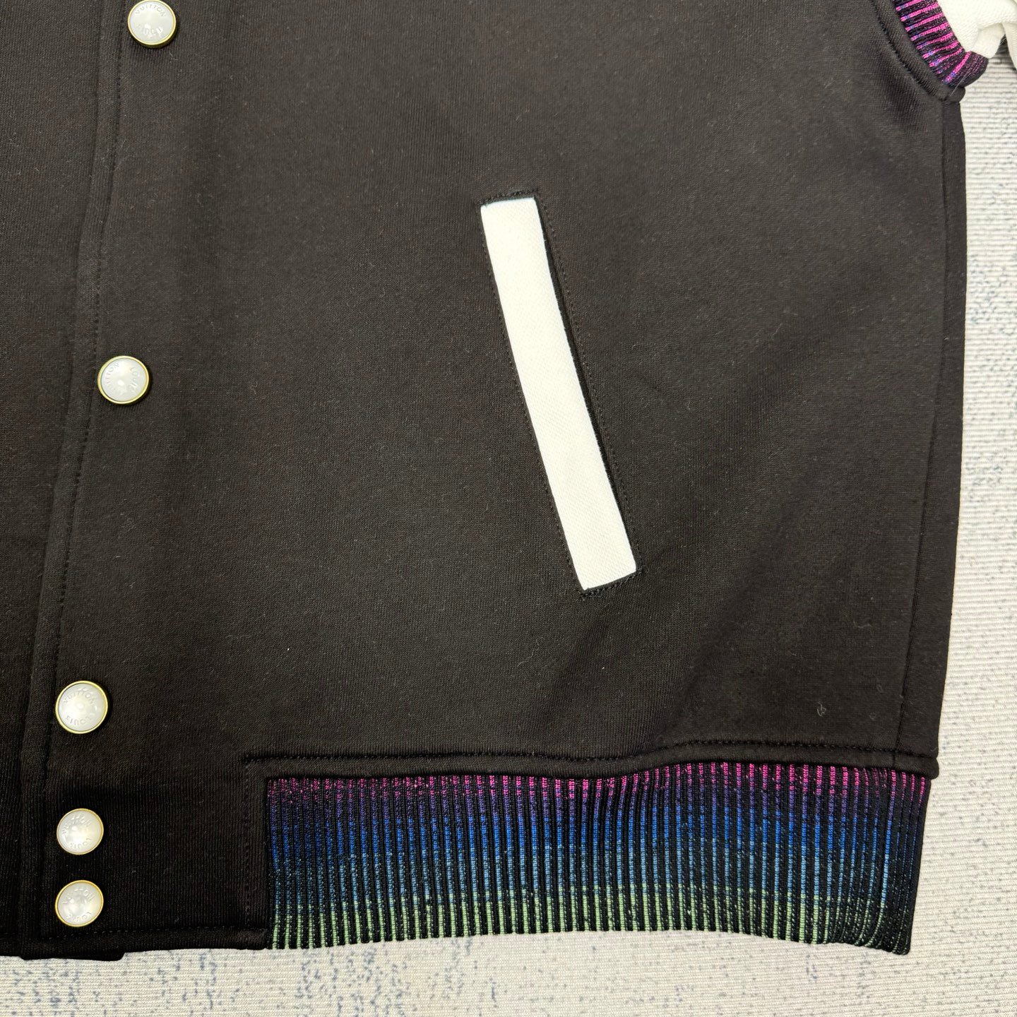 Veste Louis Vuitton Élégance Classique & Confort pour Homme et Femme – Image 9