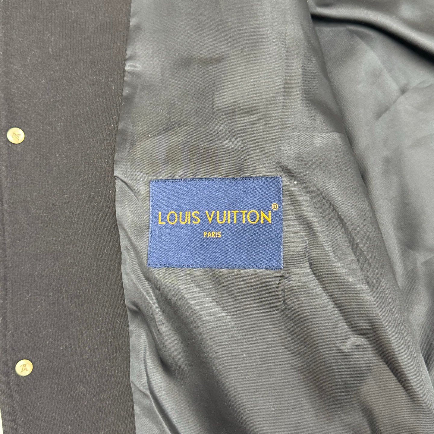 Veste Louis Vuitton Élégance Classique & Confort pour Homme et Femme – Image 12