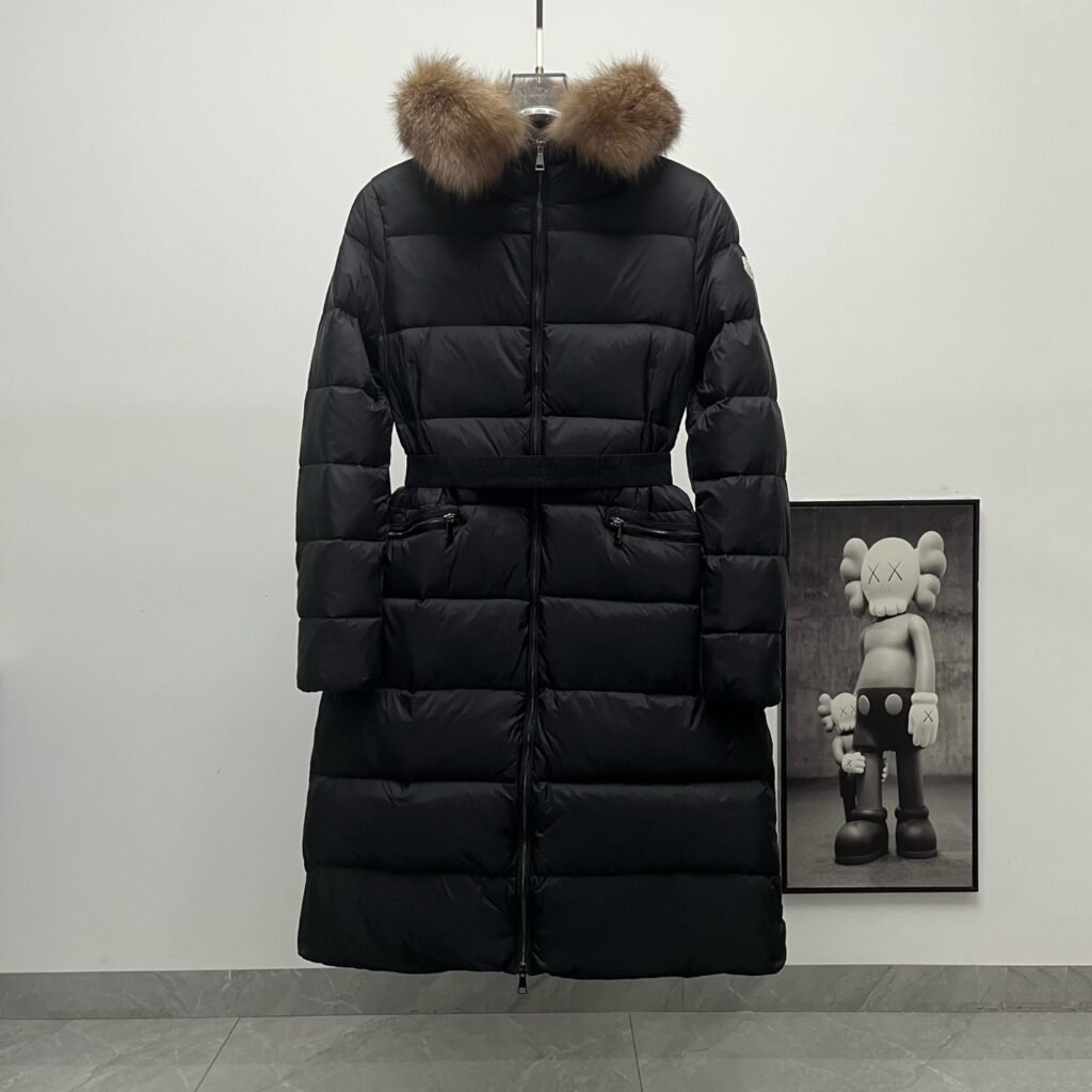 Doudoune Moncler longue avec fourrure – Élégance et chaleur ultime