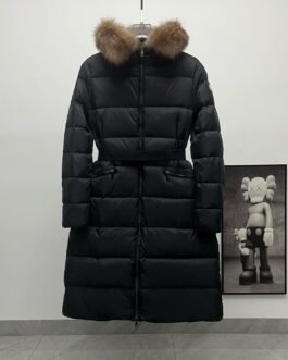 Doudoune Moncler longue avec fourrure – Élégance et chaleur ultime