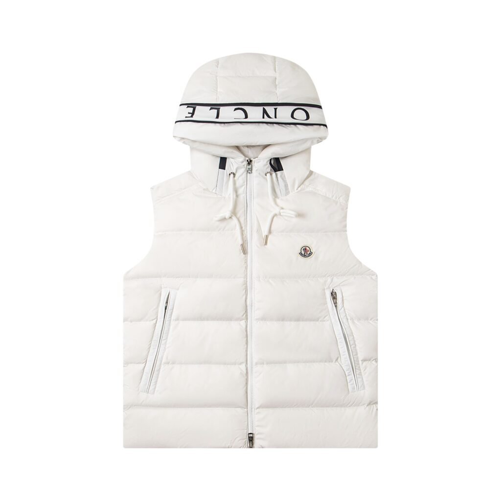 Doudoune sans manche Moncler avec capuche, ornée du logo emblématique "Moncler"