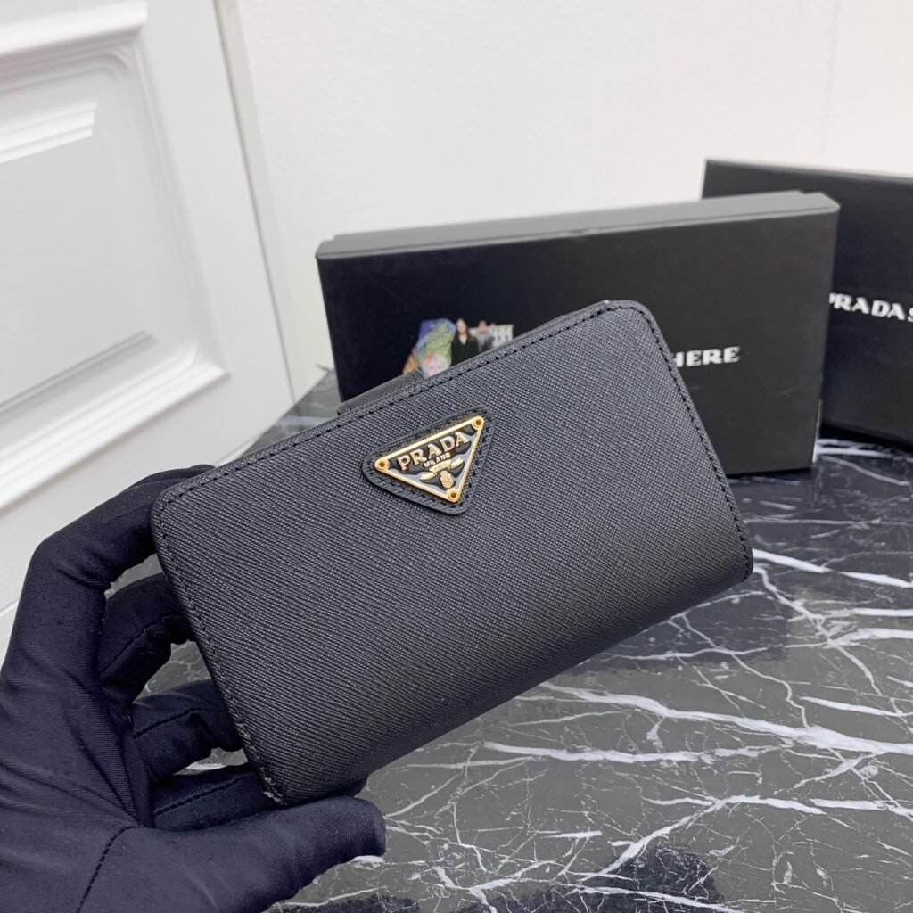 Portefeuille Prada en cuir luxe, organisation élégante et durable