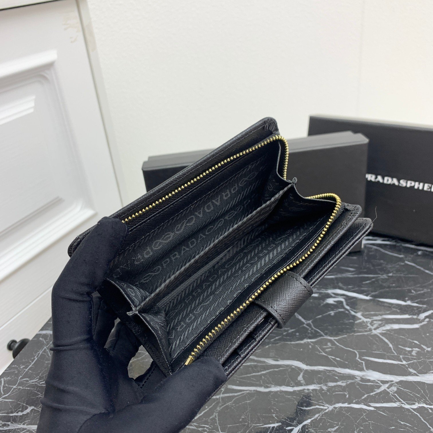 Portefeuille Prada en cuir luxe, organisation élégante et durable – Image 6