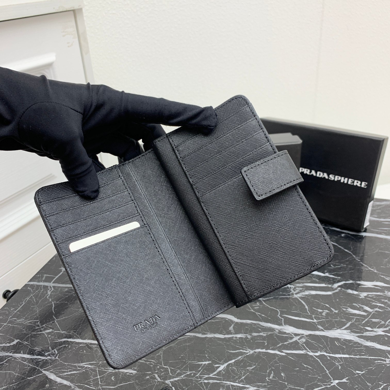 Portefeuille Prada en cuir luxe, organisation élégante et durable – Image 7