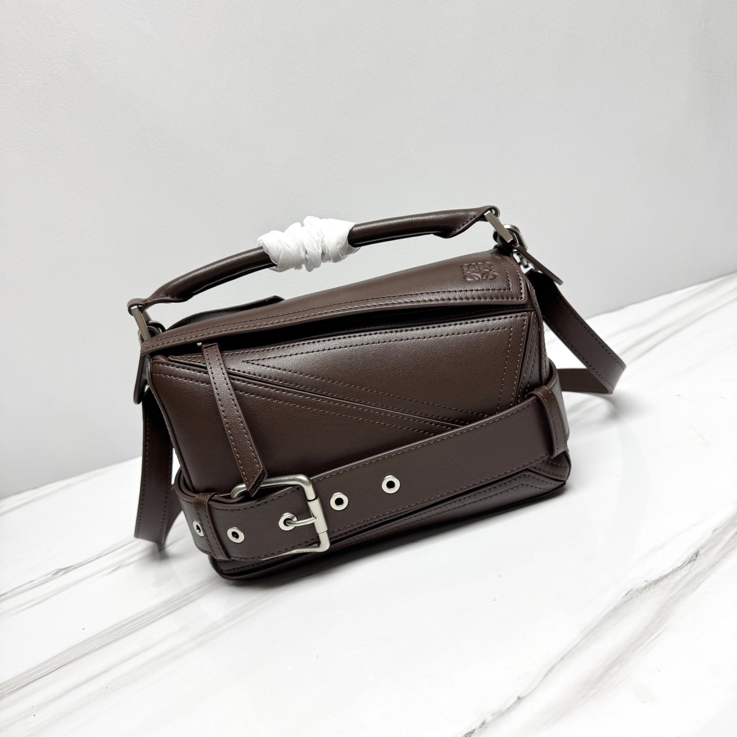 Sac Loewe Puzzle Biker en cuir, style moderne et élégant – Image 2