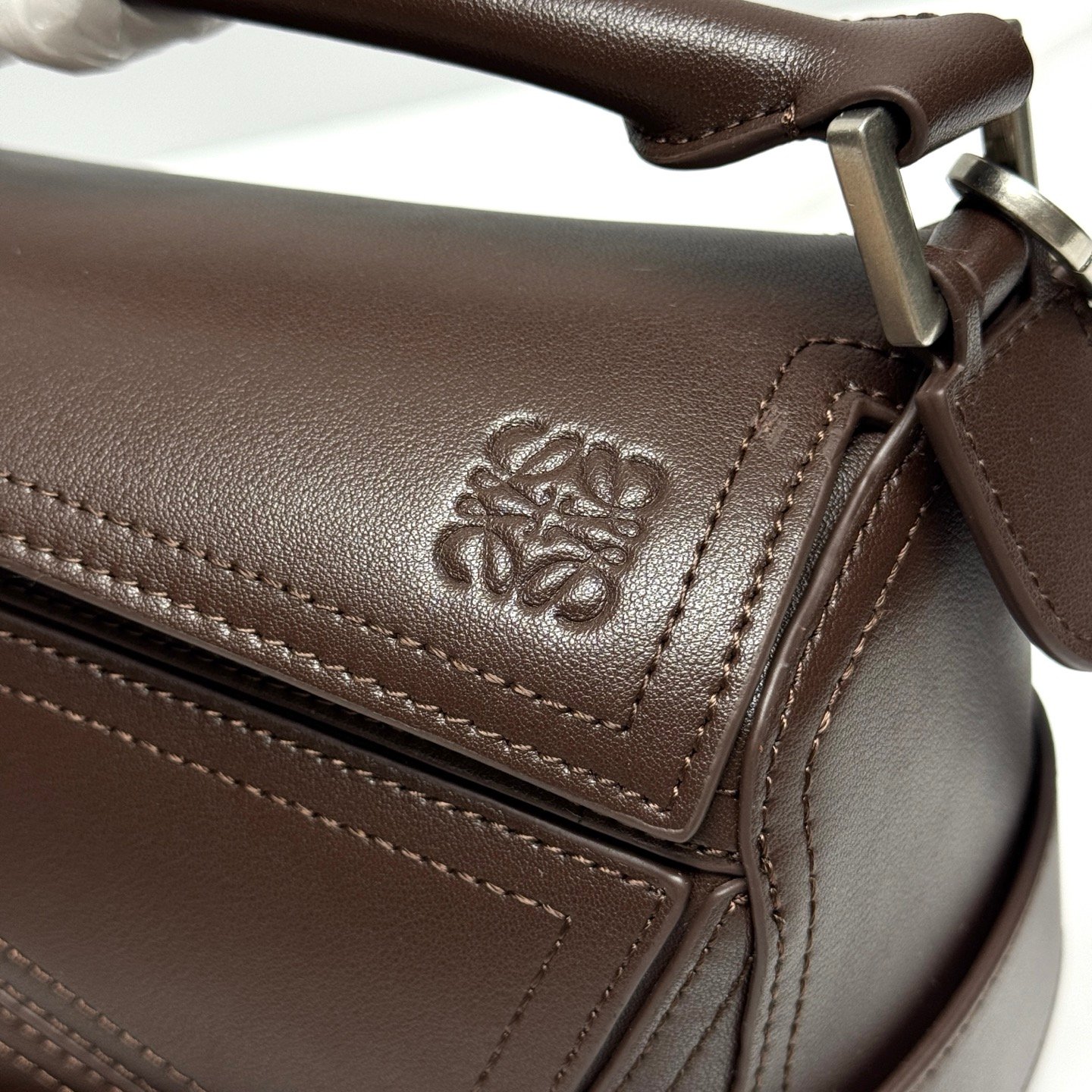 Sac Loewe Puzzle Biker en cuir, style moderne et élégant – Image 4
