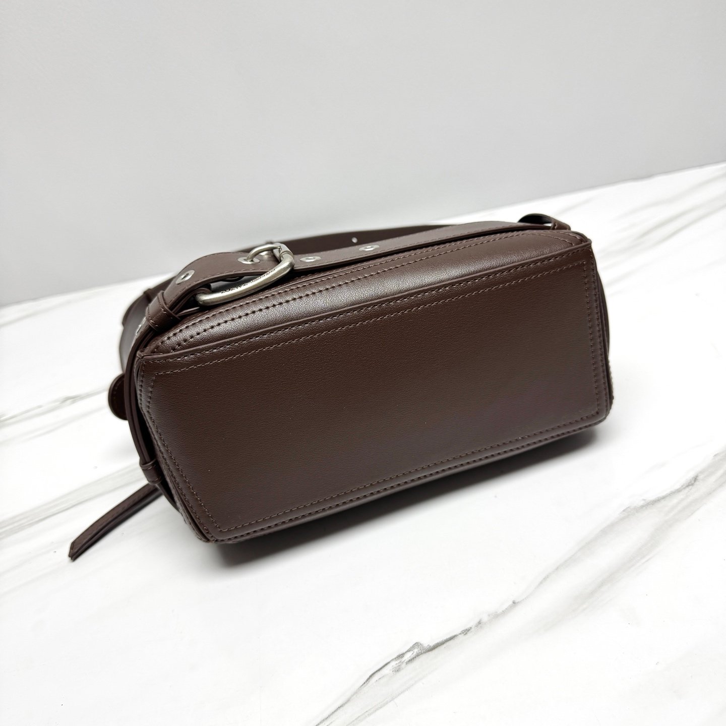 Sac Loewe Puzzle Biker en cuir, style moderne et élégant – Image 8