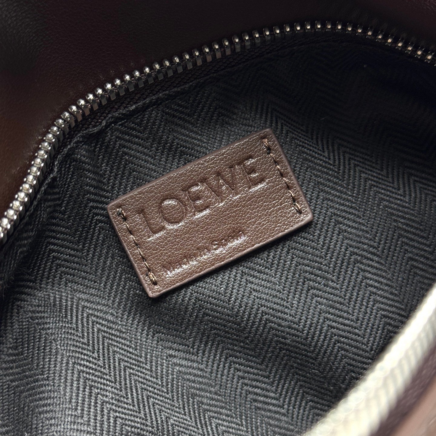 Sac Loewe Puzzle Biker en cuir, style moderne et élégant – Image 9