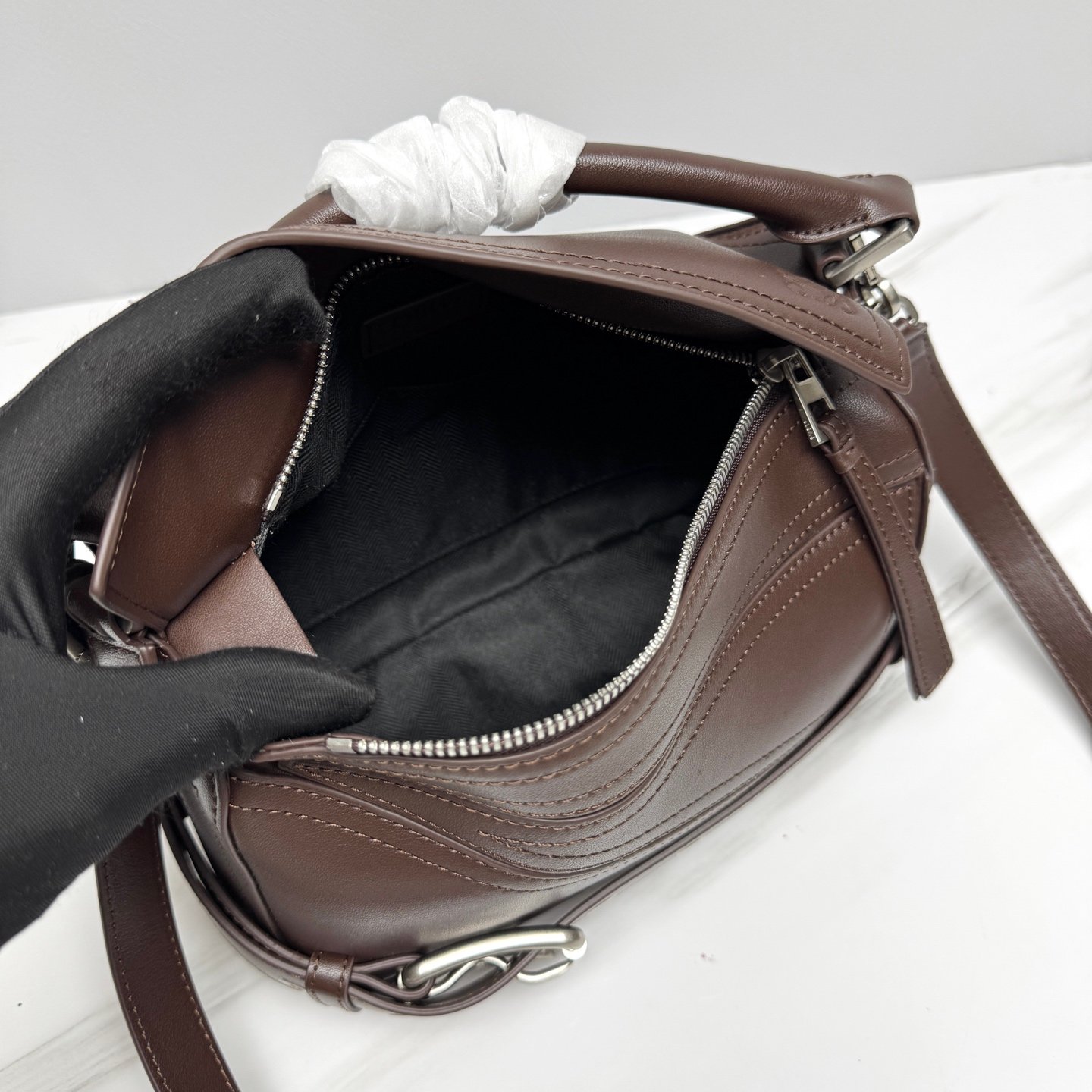 Sac Loewe Puzzle Biker en cuir, style moderne et élégant – Image 10