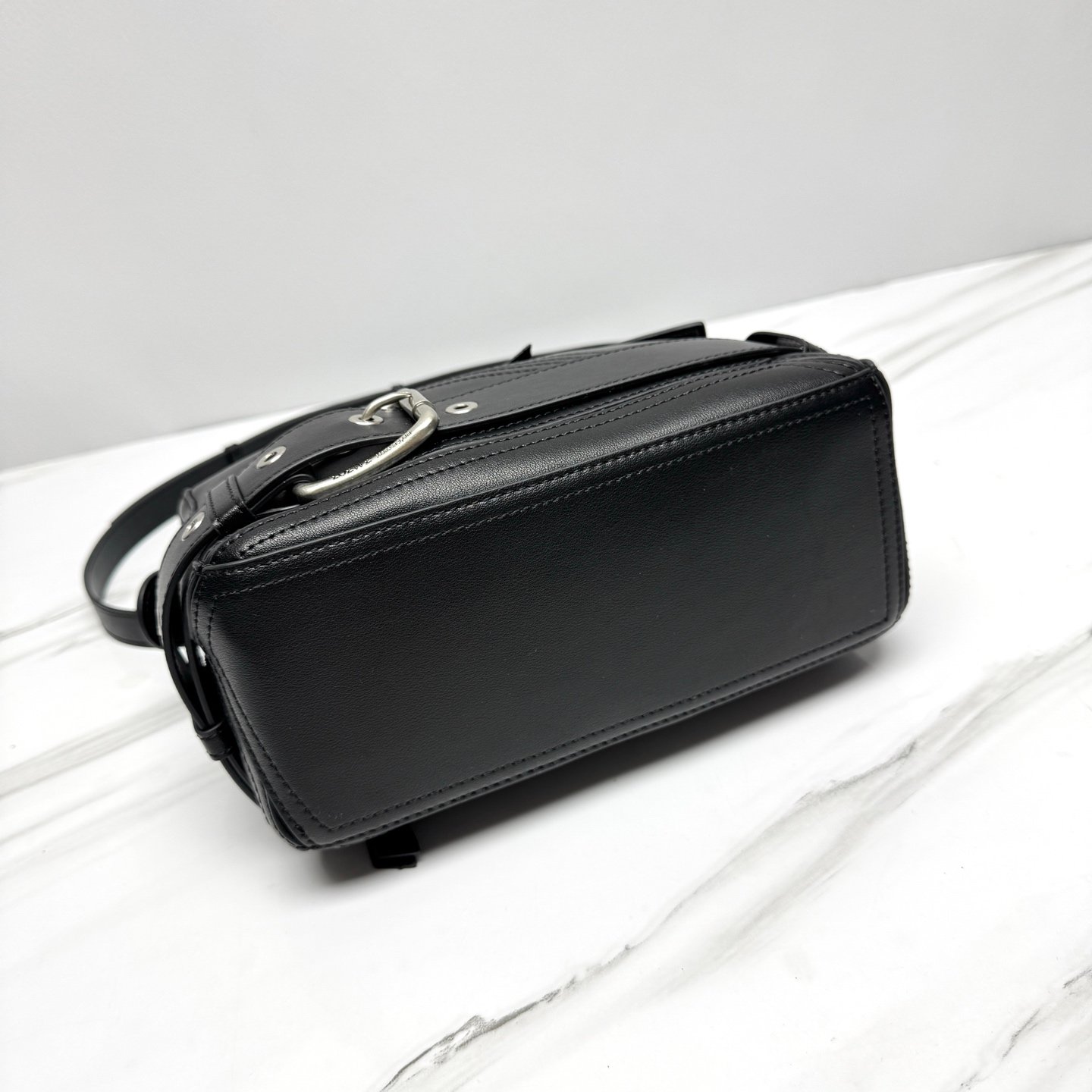 Sac Loewe Puzzle Biker en cuir, style moderne et élégant – Image 16