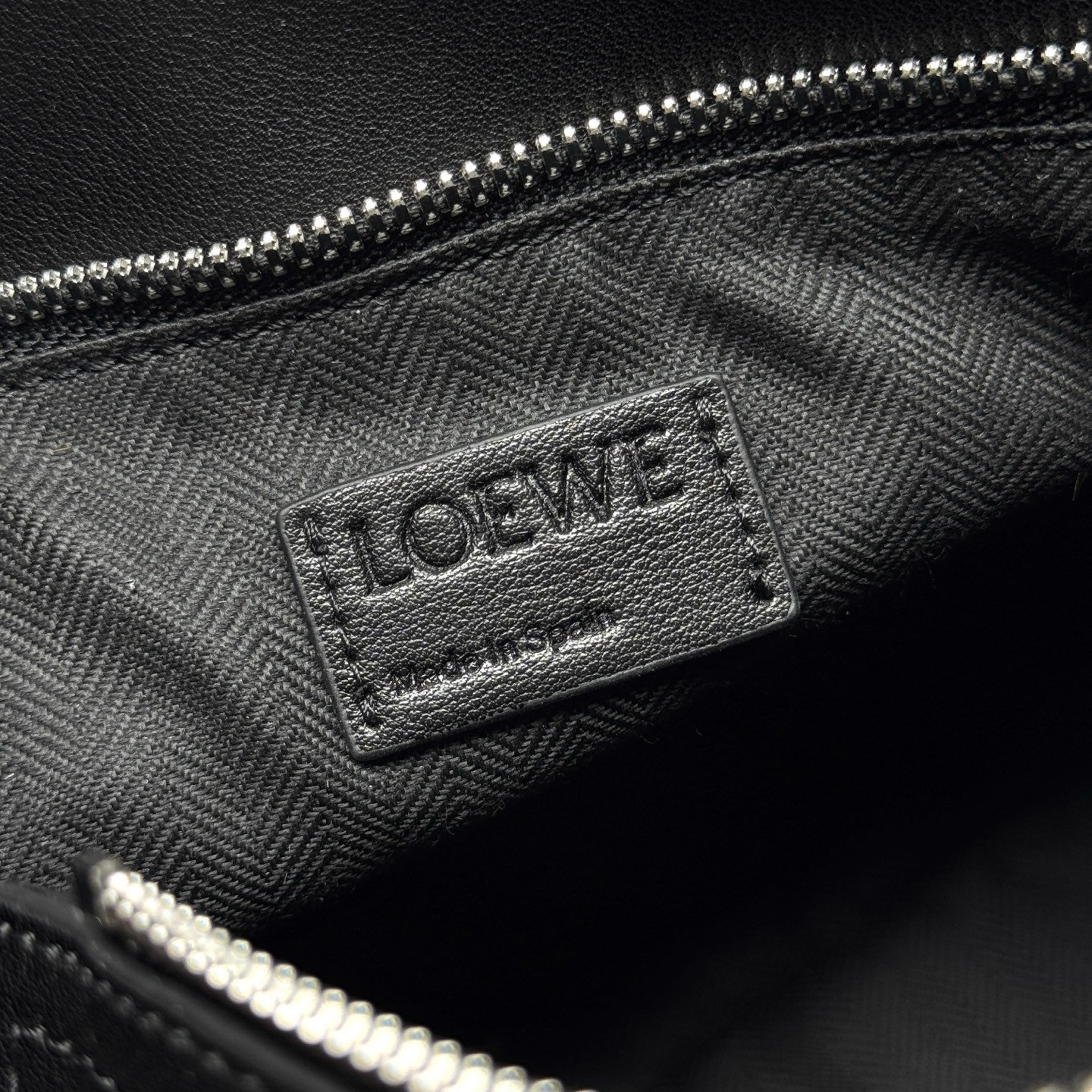 Sac Loewe Puzzle Biker en cuir, style moderne et élégant – Image 17