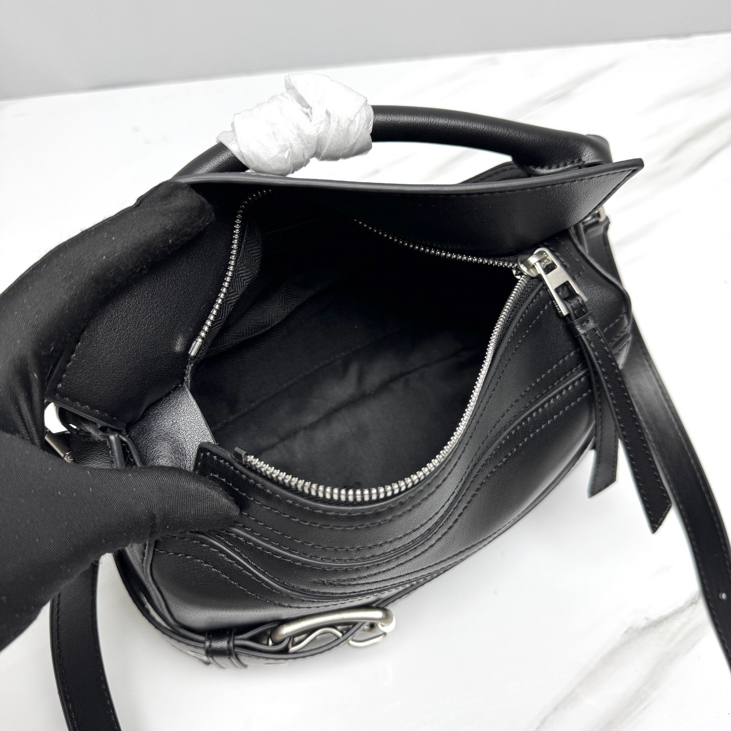 Sac Loewe Puzzle Biker en cuir, style moderne et élégant – Image 18